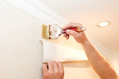 Pose de papier peint à Traînou — revêtements muraux et toiles de verre